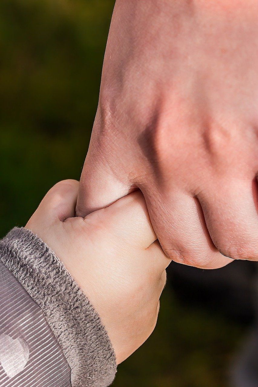 Ein Kind hält sich ängstlich die Augen zu